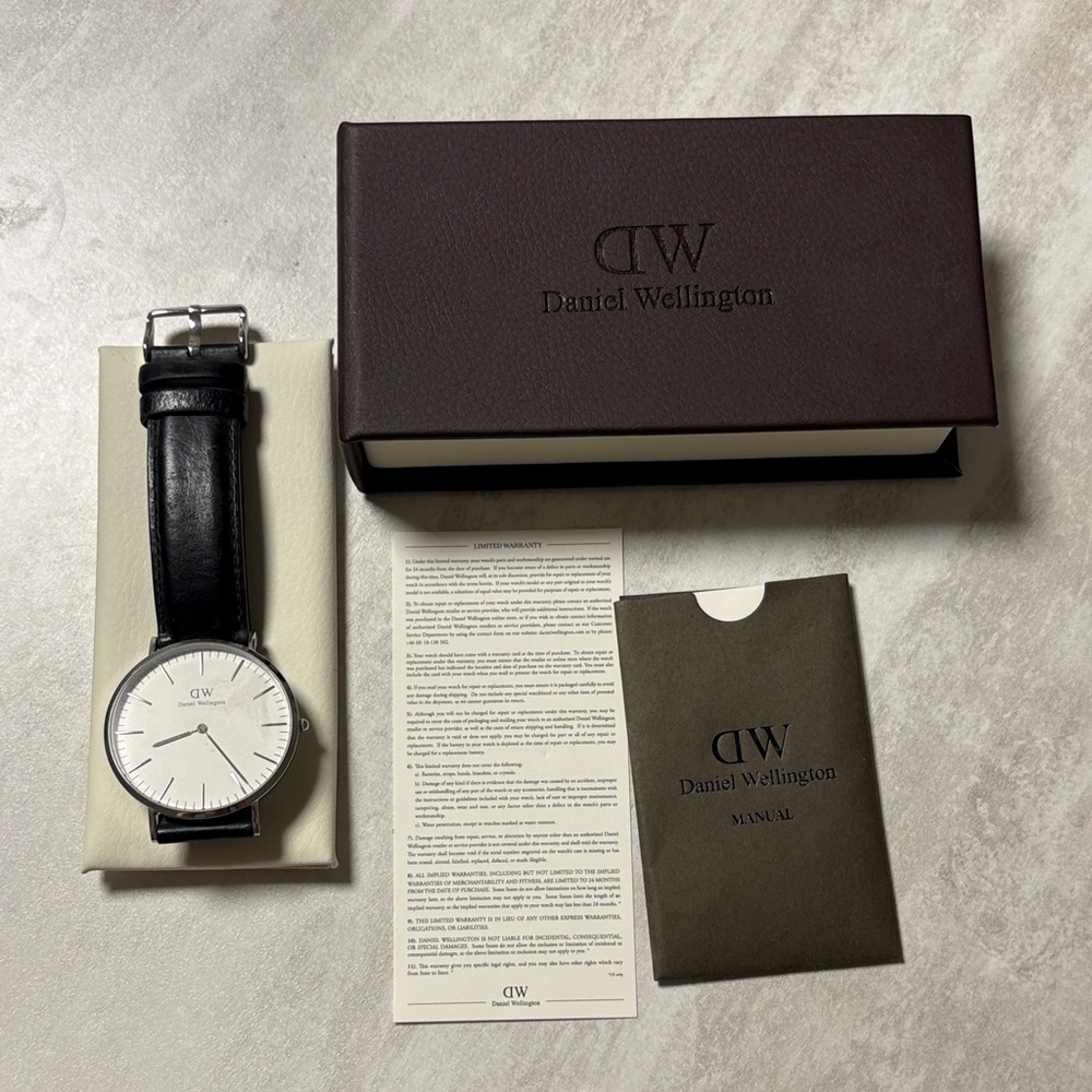 Daniel Wellington black leather watch silver hardware preowned need new battery
